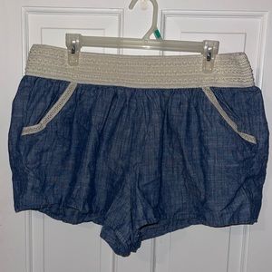 Stretchy shorts with cream detail.